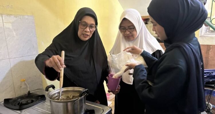 FTAB UB Latih Warga Ketawanggede Olah Minyak Jelantah Jadi Lilin Aromaterapi