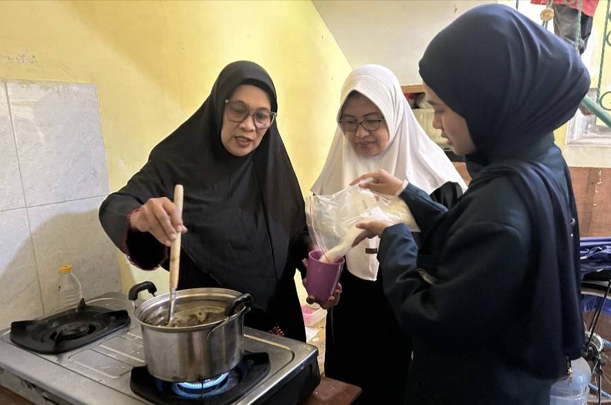 Proses pembuatan lilin jelantah FTAB UB Latih Warga Ketawanggede Olah Minyak Jelantah Jadi Lilin Aromaterapi
