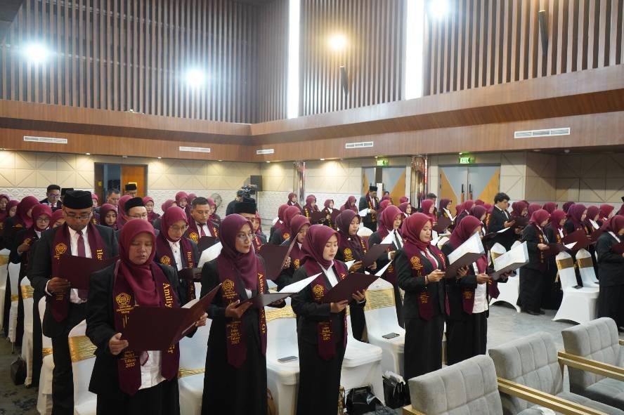 UMM Kukuhkan Ribuan Guru Madrasah Profesional