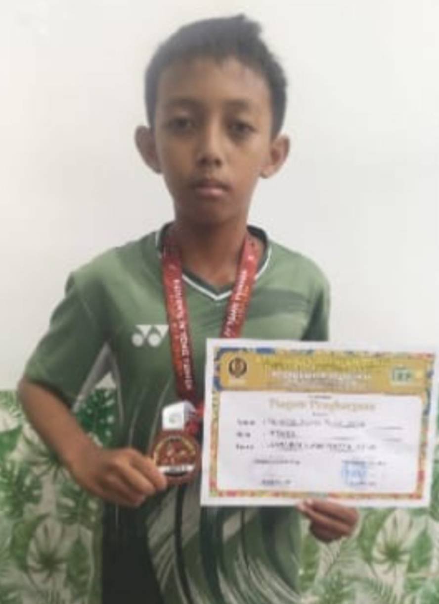 Harumkan Nama SMAN 6 Malang, Satria Putra Yudha Sabet Juara 3 Tenis Lapangan
