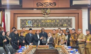 Sri Untari bersama Paguyuban Aksara Jawa Jaga Jati diri Bangsa, Komisi E DPRD Jatim Dorong Aksara Jawa Jadi Mulok Wajib SMA/SMK