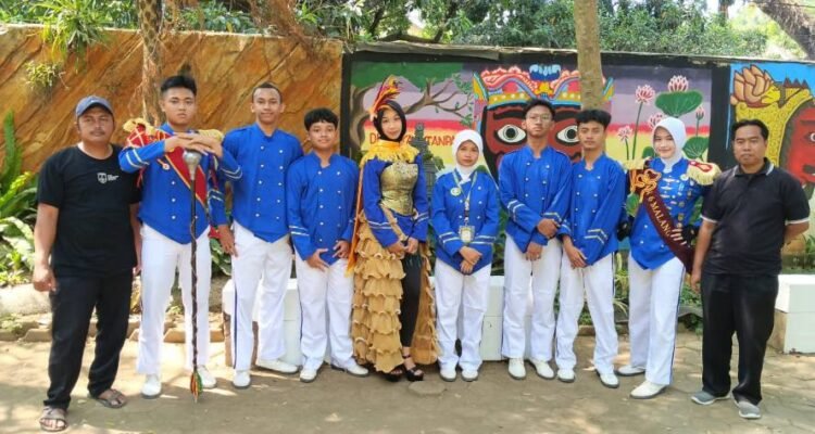 SMAN 6 Kota Malang Luncurkan Tim Drum Band