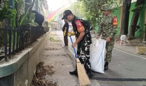 Babinsa Sukoharjo Ajak Warga dan Pelajar Peduli Kebersihan Lingkungan