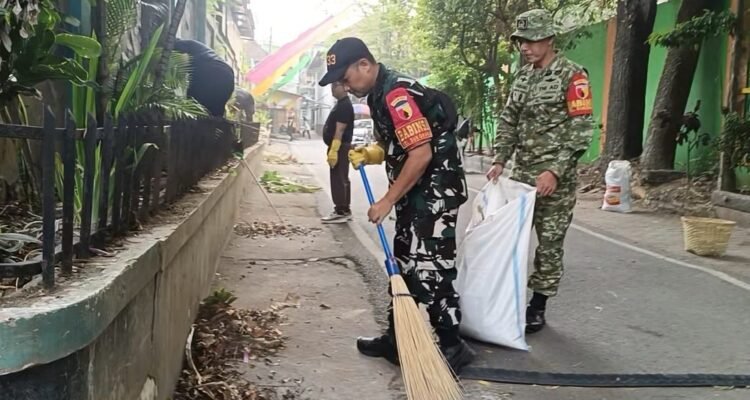 Babinsa Sukoharjo Ajak Warga dan Pelajar Peduli Kebersihan Lingkungan