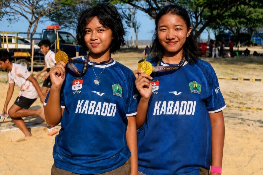 Terus Berprestasi, Dua Siswi SMAN 6 Malang Sabet Medali Emas Kabaddi Beach Jatim 2026