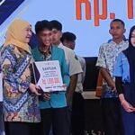 Gubernur Khofifah Serahkan Bantuan Pendidikan untuk Siswa SMAN 6 Kota Malang