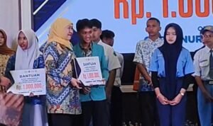 Gubernur Khofifah Serahkan Bantuan Pendidikan Gubernur Khofifah Serahkan Bantuan Pendidikan untuk Siswa SMAN 6 Kota Malang