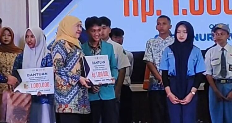 Gubernur Khofifah Serahkan Bantuan Pendidikan untuk Siswa SMAN 6 Kota Malang
