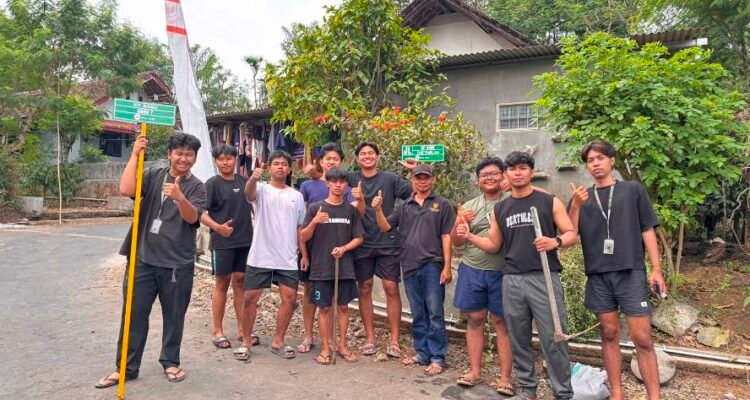 Pemasangan Plang Nama Jalan, KKN UMM 179 Permudah Akses Warga Kampung Baru