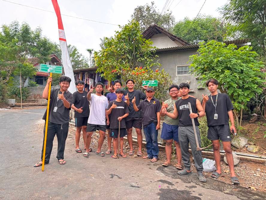 Pemasangan Plang Nama Jalan, KKN UMM 179 Permudah Akses Warga Kampung Baru