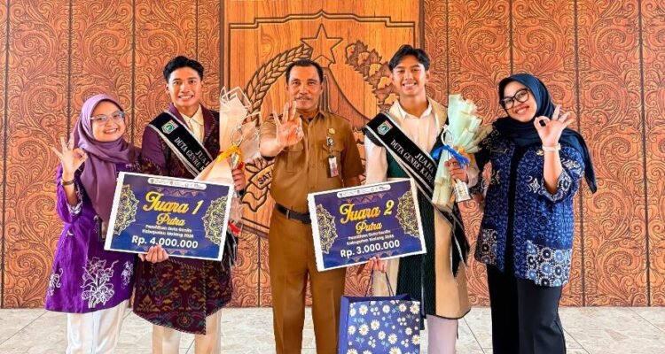 Kepala Sekola dan siswa SMAN 1 Turen Dua Siswa SMAN 1 Turen Borong Juara 1 dan 2 Duta GenRe Kabupaten Malang 2026