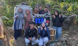 KKN UMM Ubah Sumur Terbengkalai di Malang Selatan Jadi Sumber Air Siap Minum