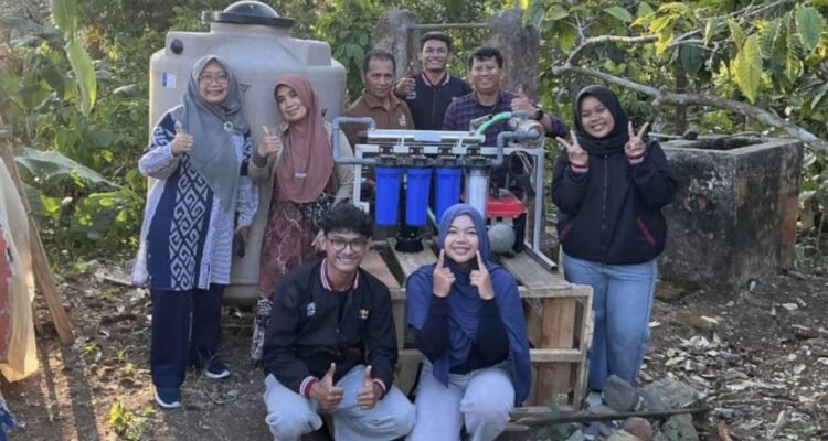 KKN UMM Ubah Sumur Terbengkalai di Malang Selatan Jadi Sumber Air Siap Minum
