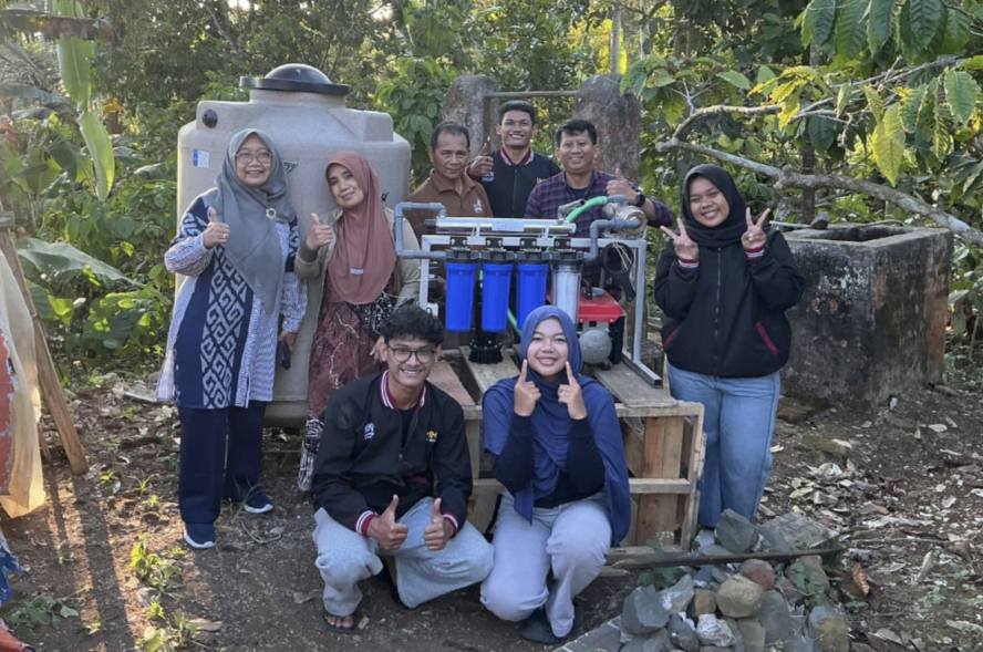 KKN UMM Ubah Sumur Terbengkalai di Malang Selatan Jadi Sumber Air Siap Minum