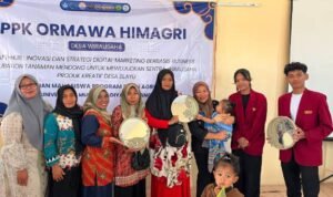 Mahasiswa UMM dan Warga Mahasiswa Agribisnis UMM Hidupkan Kembali Kerajinan Mendong Desa Blayu Lewat Inovasi Eco Living Product