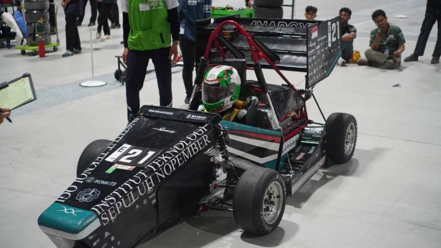 Tim Anargya ITS Borong Tiga Gelar Juara di FSAE Japan