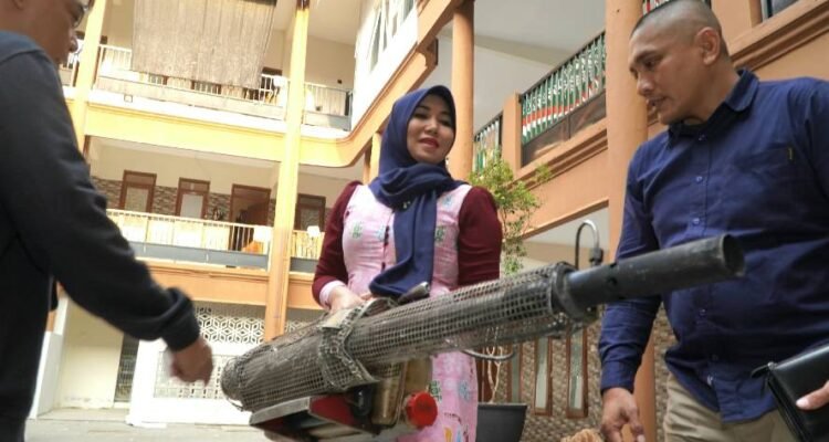 Jadi Relawan Fogging, Ning Lia Pastikan Jombang Siap Sambut Muktamar NU ke-35
