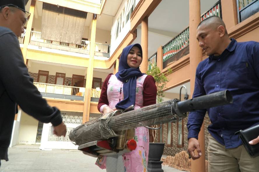 Jadi Relawan Fogging, Ning Lia Pastikan Jombang Siap Sambut Muktamar NU ke-35
