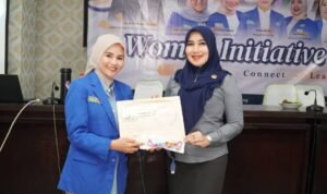 Ning Lia menerima penghargaan Ning Lia Dorong Kader Kopri PMII Tak Ragu Ambil Peran Strategis di Ruang Publik