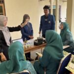 Teknik Kimia Polinema Dampingi PKK Desa Pajaran Olah Minyak Jelantah Menjadi Lilin Aromaterapi