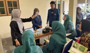 Teknik Kimia Polinema Dampingi PKK Desa Pajaran Olah Minyak Jelantah Menjadi Lilin Aromaterapi