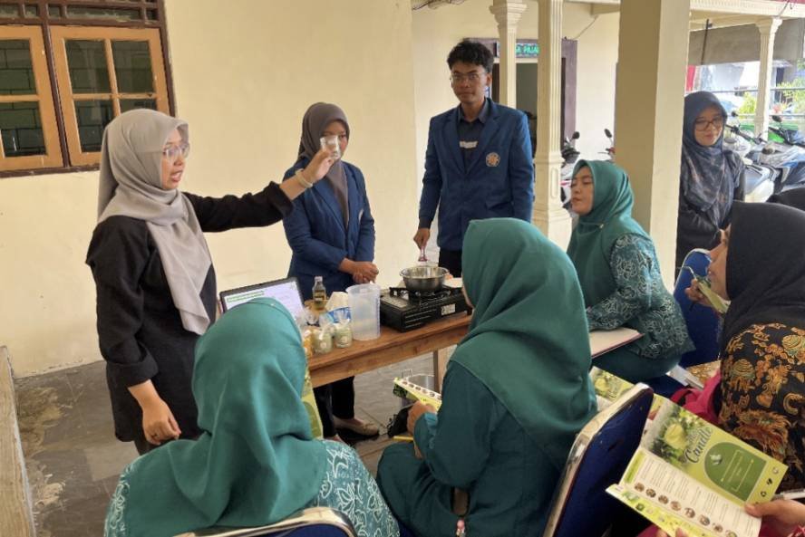 Teknik Kimia Polinema Dampingi PKK Desa Pajaran Olah Minyak Jelantah Menjadi Lilin Aromaterapi