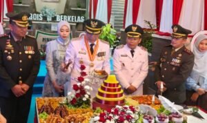 Pemotongan Tumpeng HUT ke-81 RI Dandim 0833 Hadiri Upacara Detik Proklamasi di Balai Kota Malang