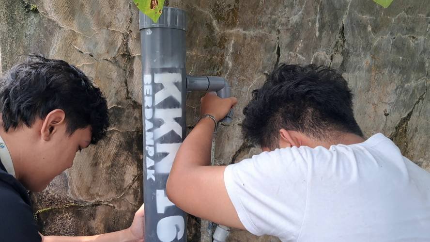 KKN UMM Sulap Potensi Lokal Jadi Solusi, Air Keruh di Bulurejo Kini Lebih Jernih