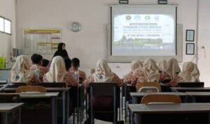 Penyampaian materi kepada Siswa SMAN 1 Krembung Departemen Matematika FSTeM UB Perkuat Literasi Numerasi Siswa SMAN 1 Krembung