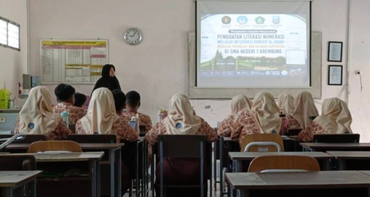 Departemen Matematika FSTeM UB Perkuat Literasi Numerasi Siswa SMAN 1 Krembung