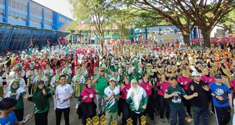 Panggung 'Senam Kreasi HaHa HiHi' Satukan Warga Kota Malang, 60 Tim Tampil Kreatif Rayakan HUT RI