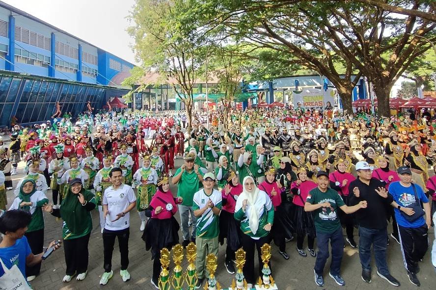 Panggung 'Senam Kreasi HaHa HiHi' Satukan Warga Kota Malang, 60 Tim Tampil Kreatif Rayakan HUT RI