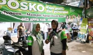 Posko Kopi Gratis Muktamar ke-35 NU, Ratusan Pedagang Pasar Jombang Bagikan Kopi dan Gorengan Gratis