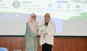 Prof Fatchiyah menerima cinderamata Guru Besar UB Fatchiyah Jadi Pembicara Utama BIOSES 2026 di Malaysia