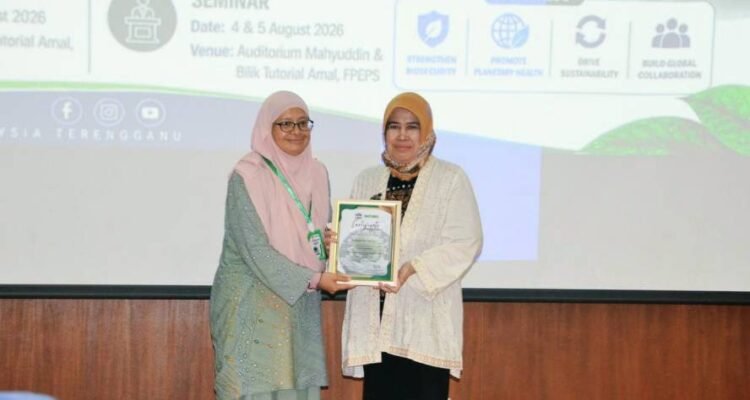 Prof Fatchiyah menerima cinderamata Guru Besar UB Fatchiyah Jadi Pembicara Utama BIOSES 2026 di Malaysia