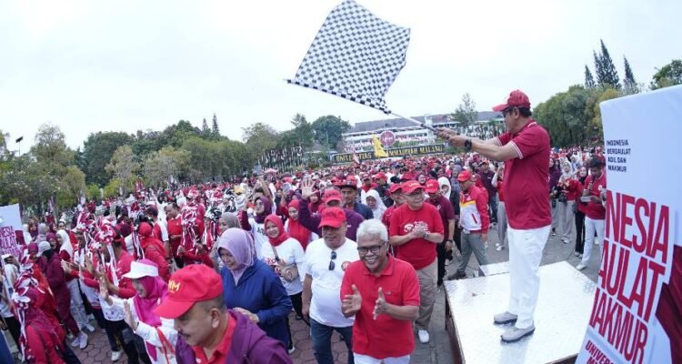 Jalan Sehat Kemerdekaan UMM, Ratusan Bibit Tanaman Dibagikan