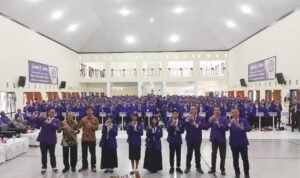 Rektor UNITRI bersama Maba Sambut Ratusan Mahasiswa Baru, UNITRI Kenalkan Budaya I-Progres