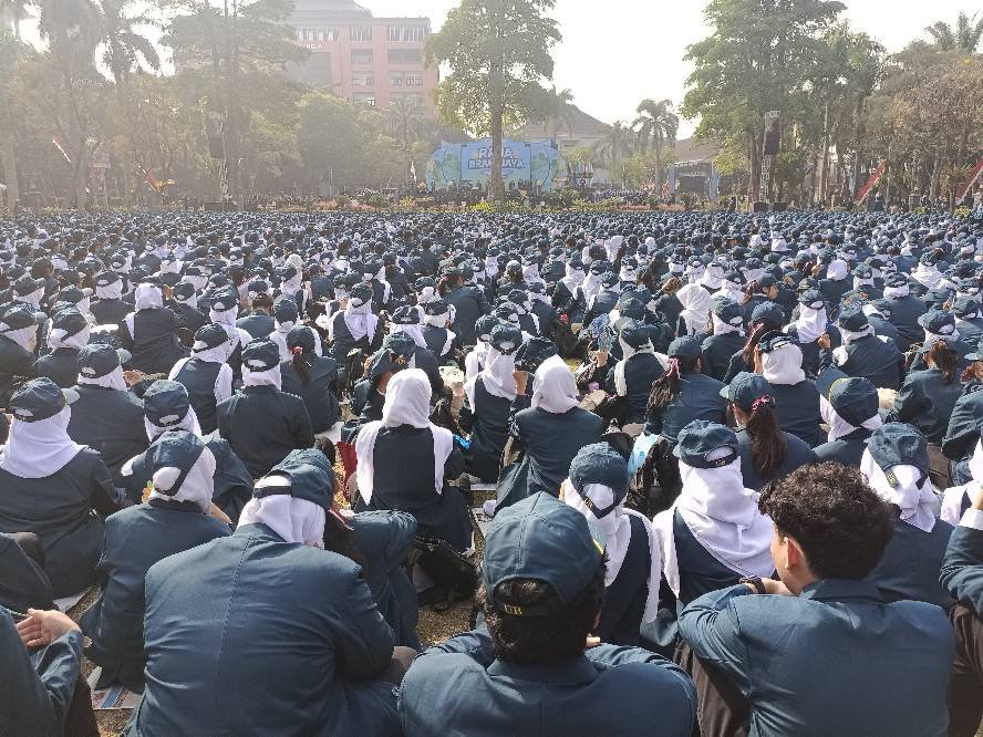 Ribuan Mahasiswa Baru UB Ikuti PK2MABA Raja Brawijaya 2026, Ini Pesan Rektor Prof Widodo