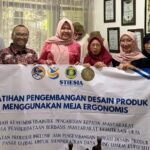 STIESIA Dorong Kemandirian Disabilitas Kupu Sutra Lewat Meja Ergonomis dan Pelatihan Tenun