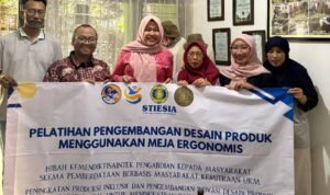 STIESIA Dorong Kemandirian Disabilitas Kupu Sutra Lewat Meja Ergonomis dan Pelatihan Tenun