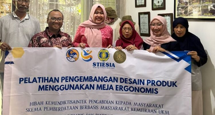 STIESIA Dorong Kemandirian Disabilitas Kupu Sutra Lewat Meja Ergonomis dan Pelatihan Tenun