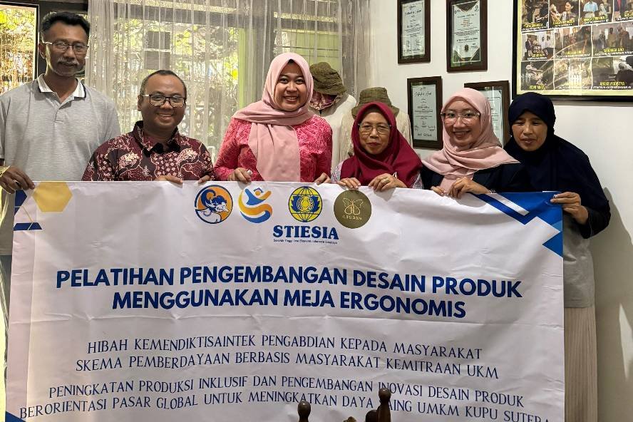 STIESIA Dorong Kemandirian Disabilitas Kupu Sutra Lewat Meja Ergonomis dan Pelatihan Tenun