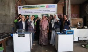 Tim Polinema bersama mitra UD Wijayakusuma Polinema Bantu UMKM Blitar Tingkatkan Produksi Kue Sagon dengan Teknologi Pengupas Kelapa