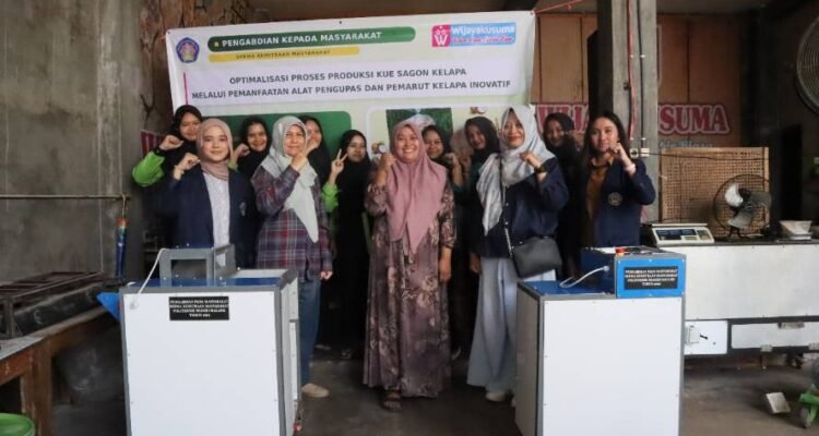 Polinema Bantu UMKM Blitar Tingkatkan Produksi Kue Sagon dengan Teknologi Pengupas Kelapa