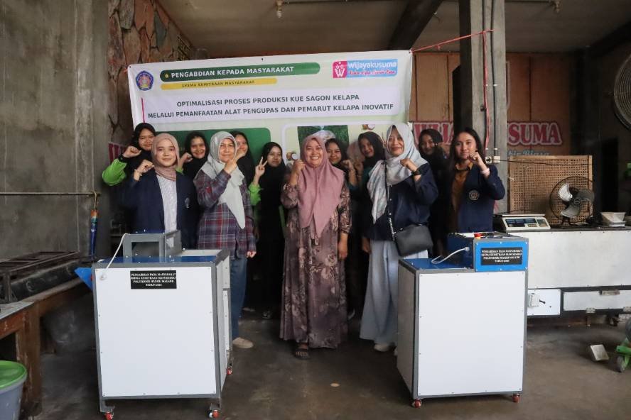 Tim Polinema bersama mitra UD Wijayakusuma Polinema Bantu UMKM Blitar Tingkatkan Produksi Kue Sagon dengan Teknologi Pengupas Kelapa