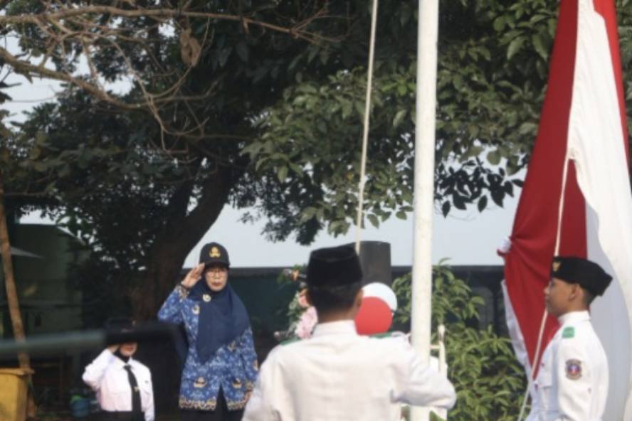 Gelar Upacara HUT ke-81 RI, SMAN 6 Kota Malang Ajak Generasi Muda Isi Kemerdekaan dengan Prestasi