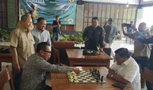 Wali Kota Batu bertanding catur Turnamen Catur Bahagia SIWO Kota Batu PWI Malang Raya Perkuat Kolaborasi Lintas Sektor