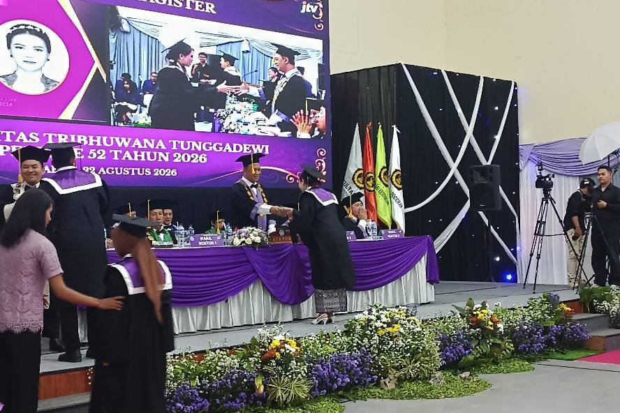 Wisuda ke-52 UNITRI Malang, 400 Lulusan Dibekali Kompetensi dan Karakter Siap Hadapi Dunia Kerja