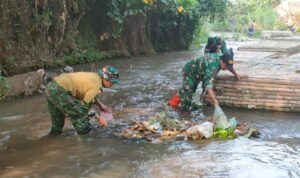 Babinsa bersihkan sungai