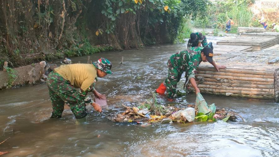 Babinsa bersihkan sungai